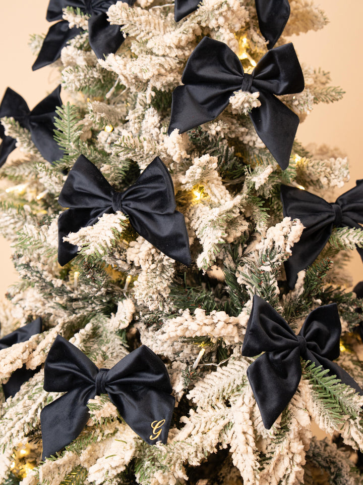 Fiocco di Natale in Velluto Personalizzato – Iniziale Ricamata | Fatto a Mano