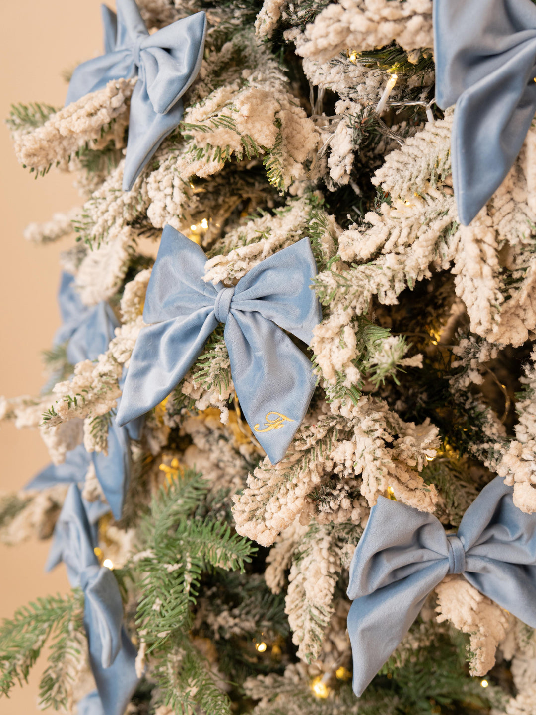 Fiocco di Natale in Velluto Personalizzato – Iniziale Ricamata | Fatto a Mano