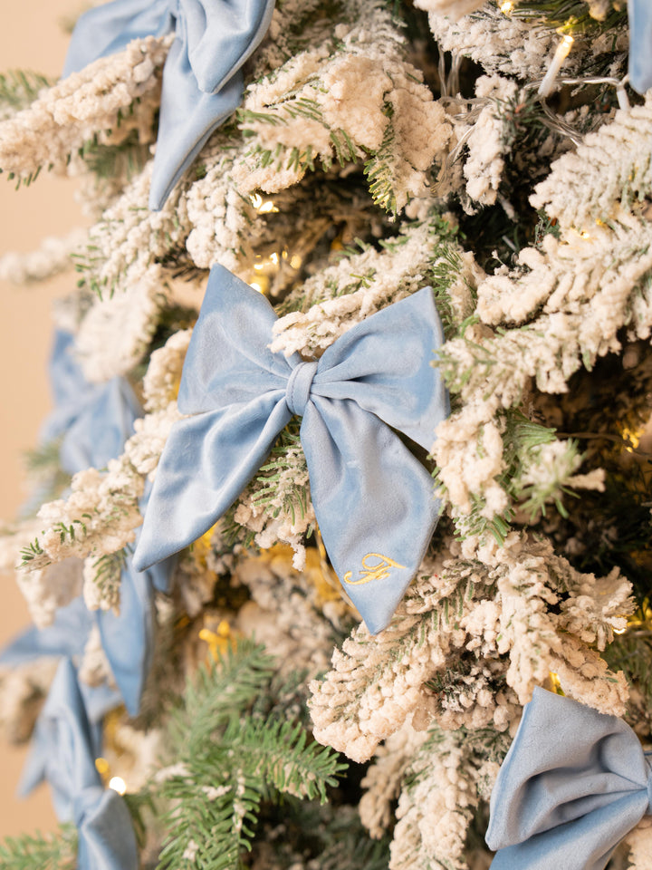 Fiocco di Natale in Velluto Personalizzato – Iniziale Ricamata | Fatto a Mano