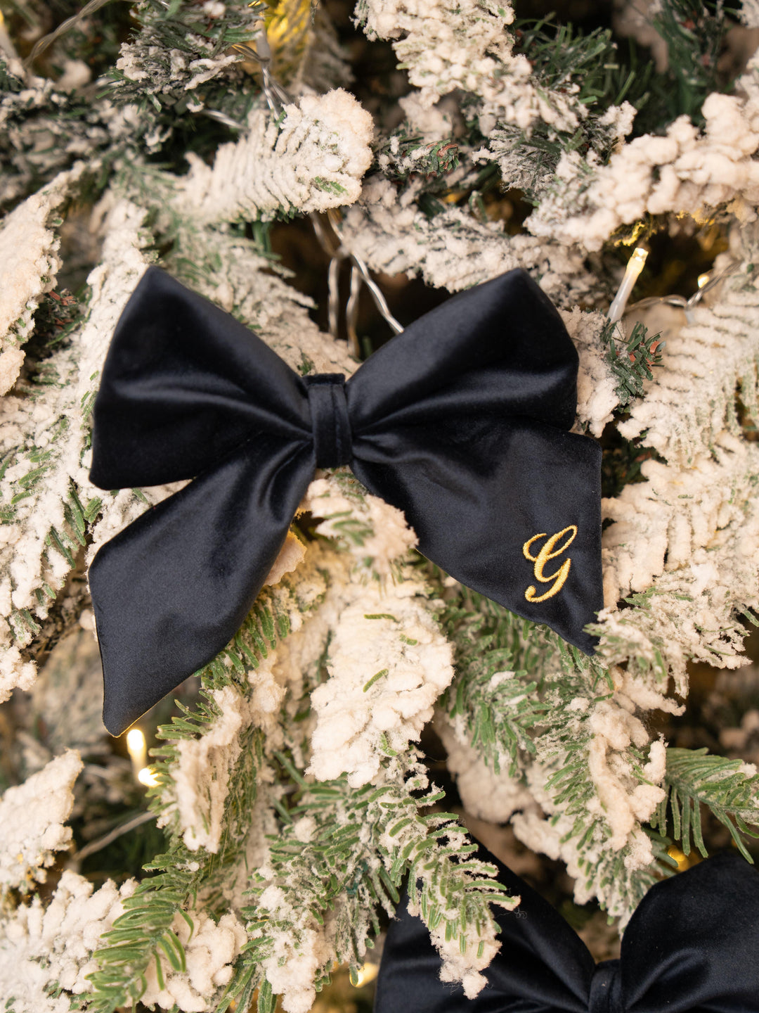 Fiocco di Natale in Velluto Personalizzato – Iniziale Ricamata | Fatto a Mano