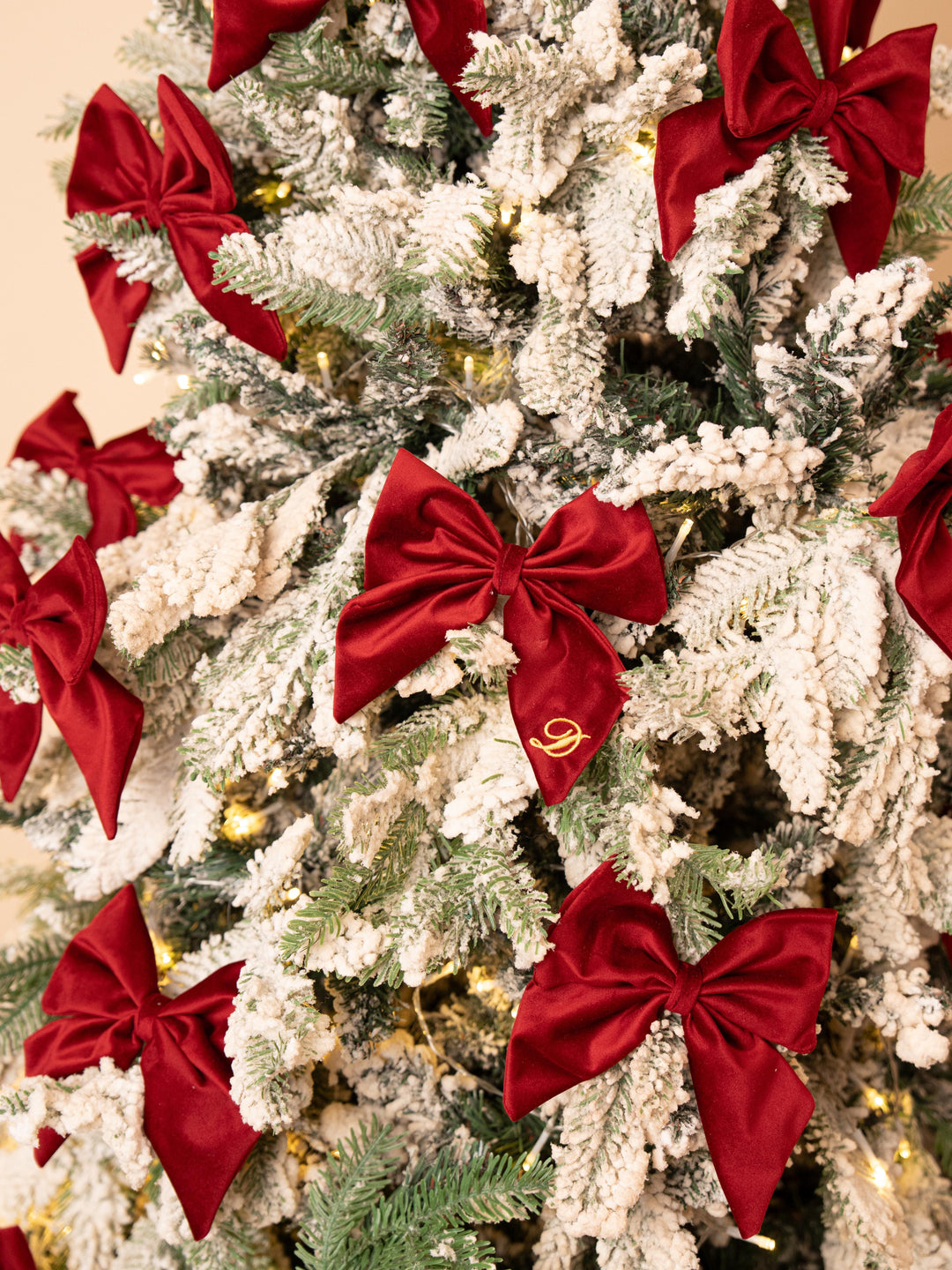 Fiocco di Natale in Velluto Personalizzato – Iniziale Ricamata | Fatto a Mano