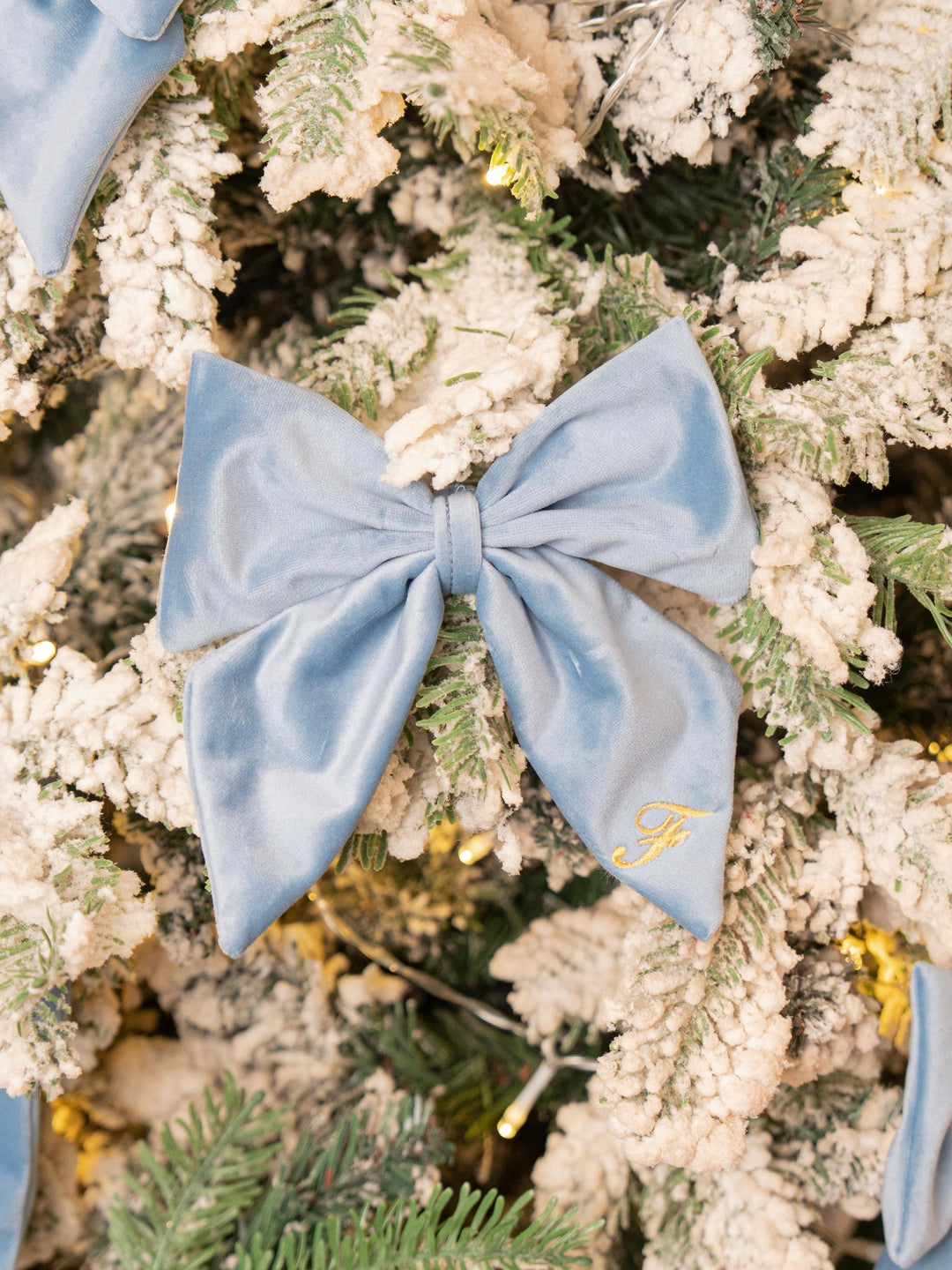 Fiocco di Natale in Velluto Personalizzato – Iniziale Ricamata | Fatto a Mano