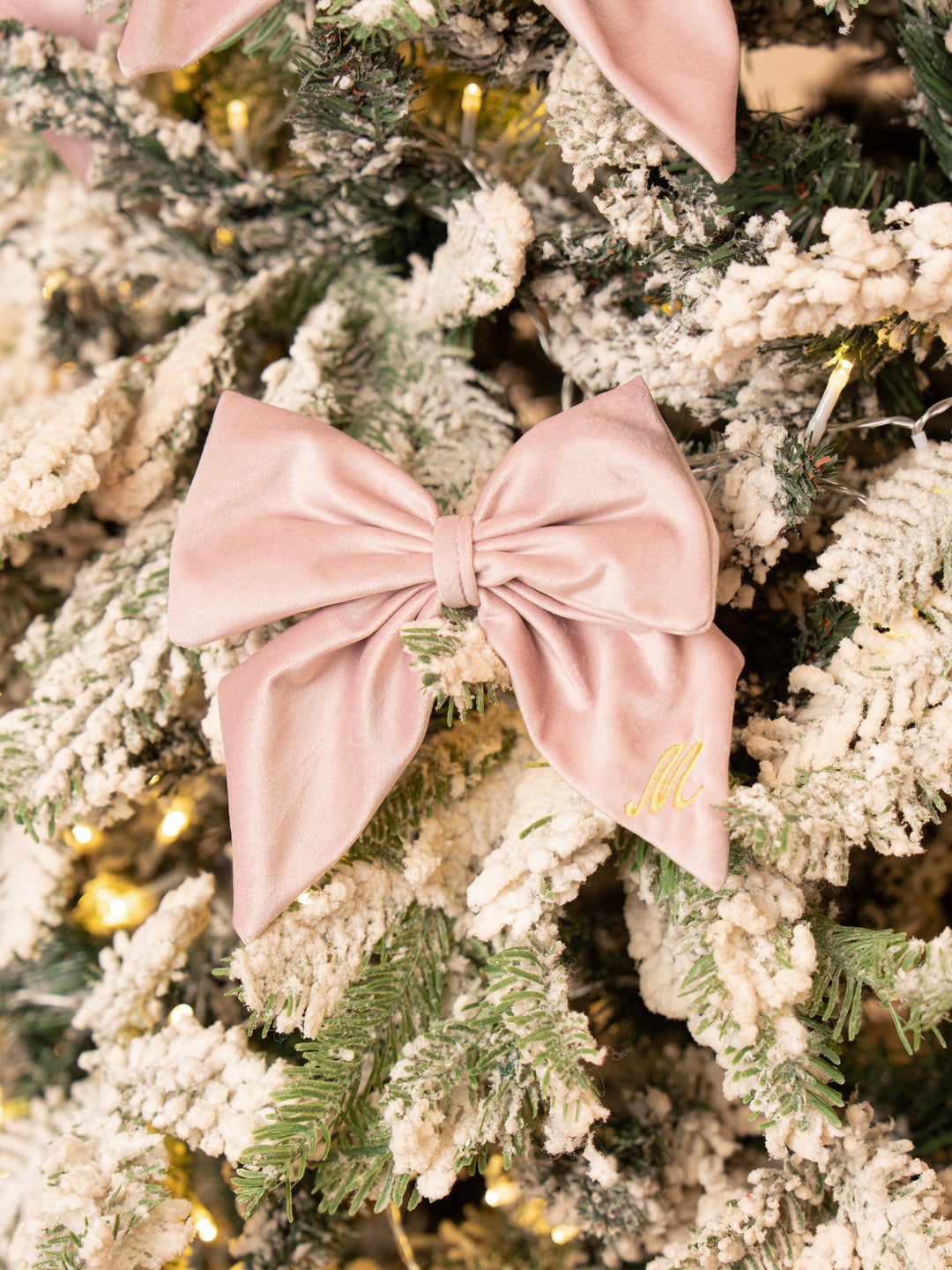 Fiocco di Natale in Velluto Personalizzato – Iniziale Ricamata | Fatto a Mano