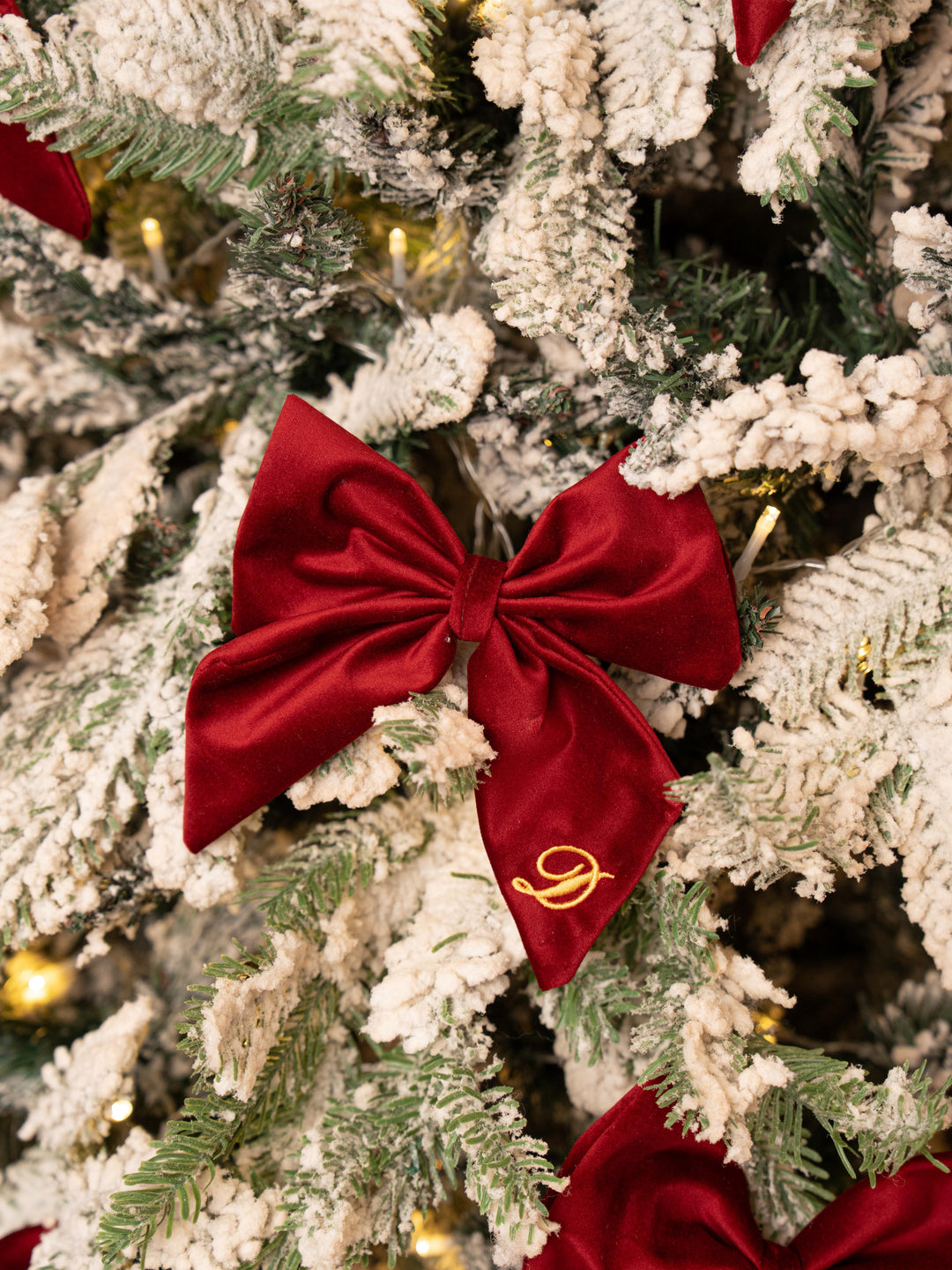 Fiocco di Natale in Velluto Personalizzato – Iniziale Ricamata | Fatto a Mano