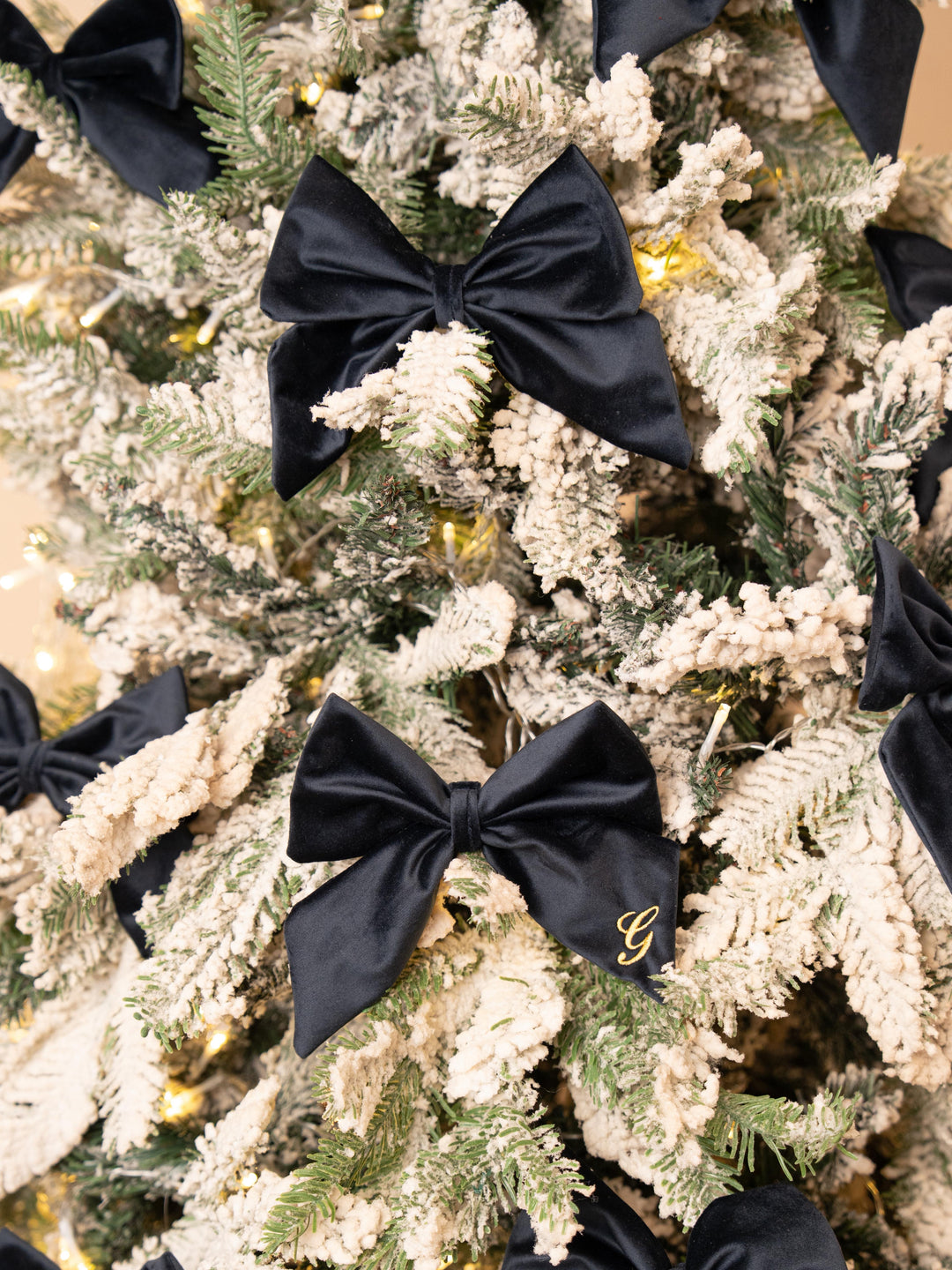 Fiocco di Natale in Velluto Personalizzato – Iniziale Ricamata | Fatto a Mano