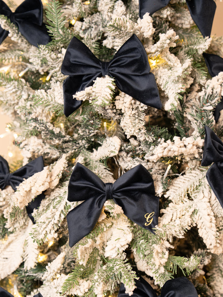 Fiocco di Natale in Velluto Personalizzato – Iniziale Ricamata | Fatto a Mano