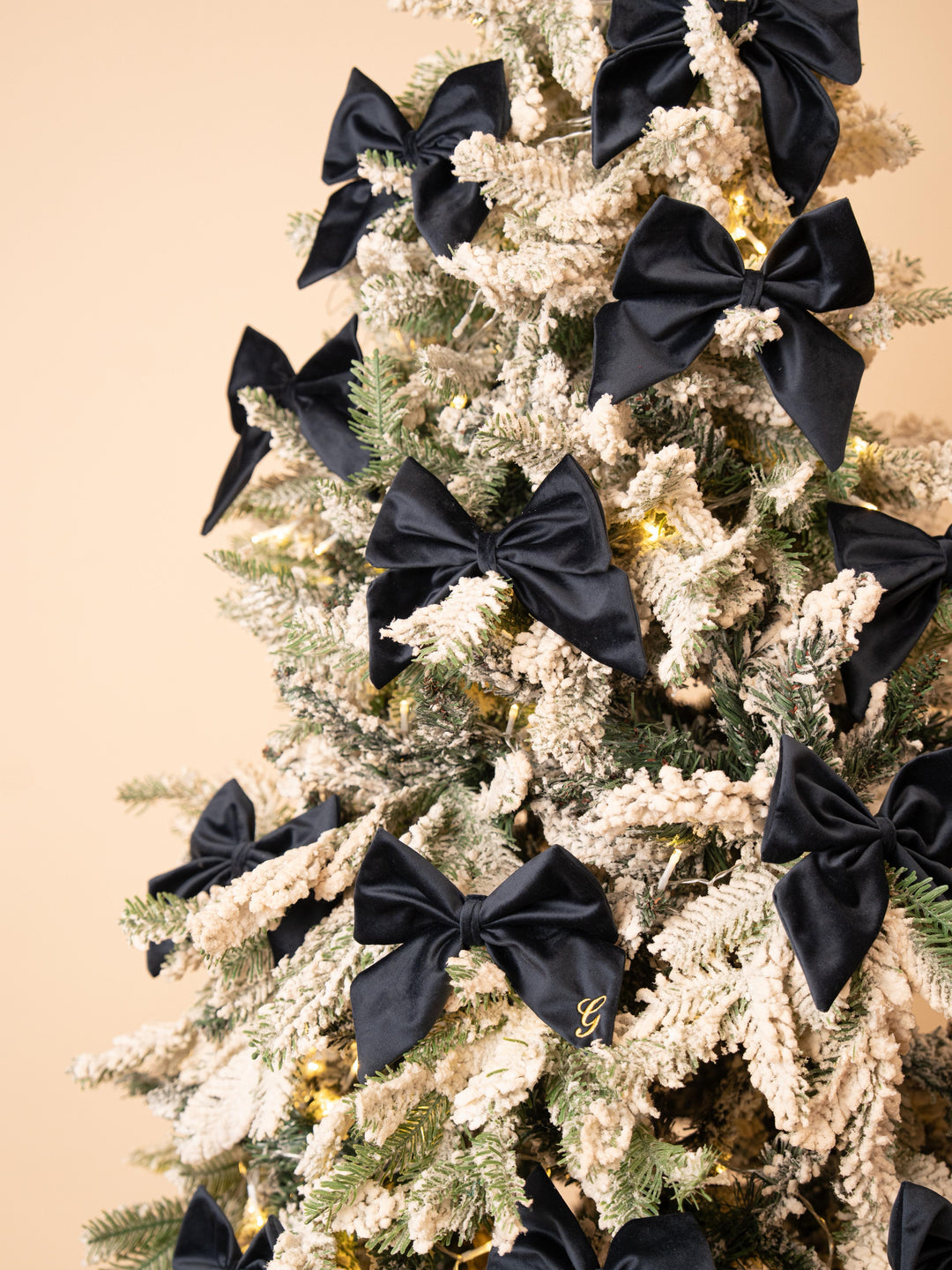 Fiocco di Natale in Velluto Personalizzato – Iniziale Ricamata | Fatto a Mano