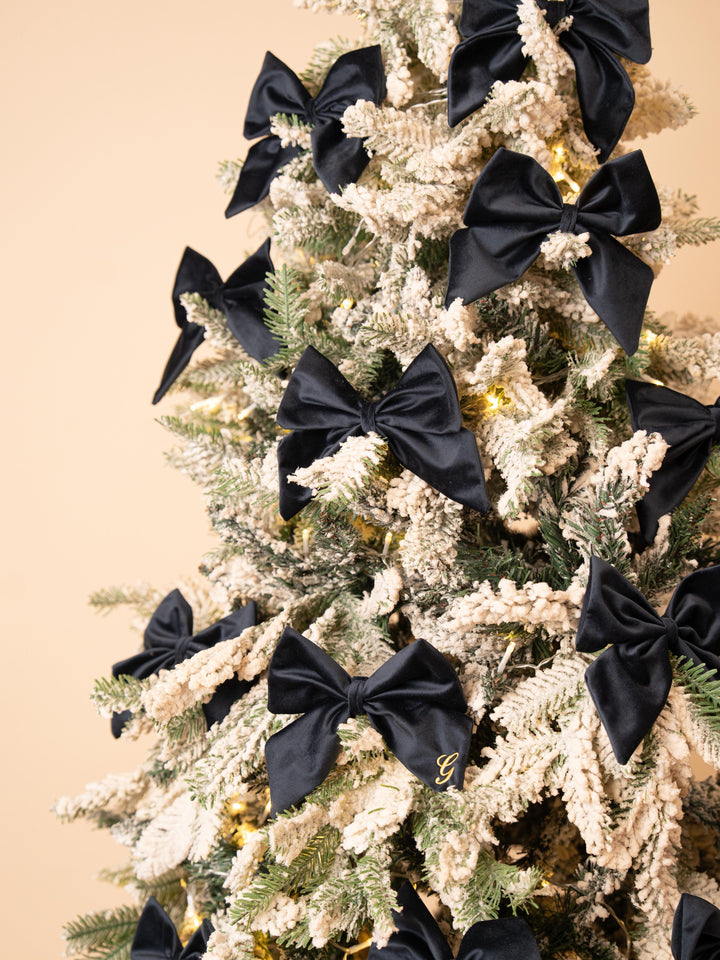 Fiocco di Natale in Velluto Personalizzato – Iniziale Ricamata | Fatto a Mano