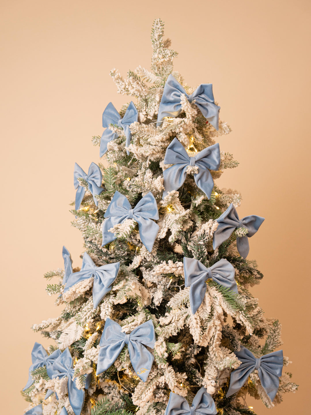 Fiocco di Natale in Velluto Personalizzato – Iniziale Ricamata | Fatto a Mano